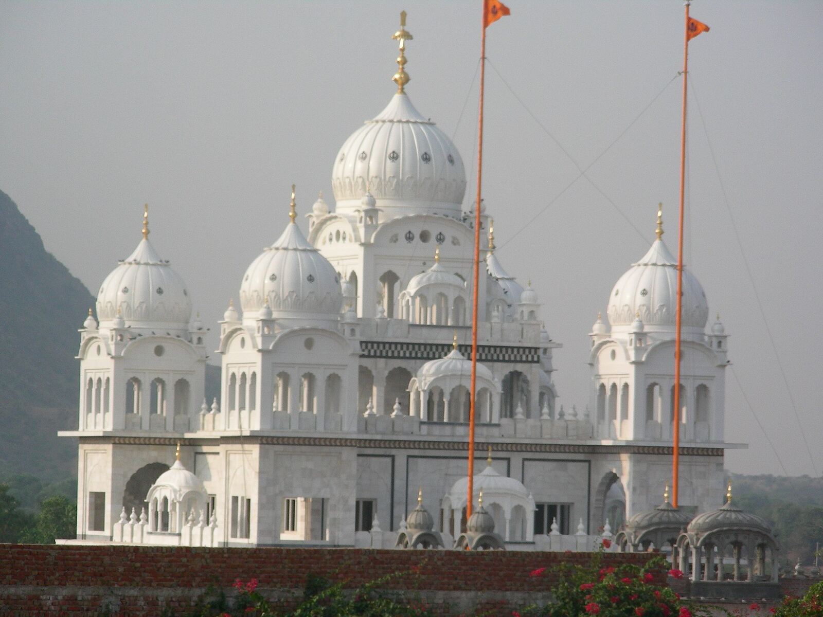 Pushkara has two major Gurdwaras, one dedicated to Guru Nanak and another to Guru Gobind Singh. There is also a ghat named Gobind ghat, which marks the place he stayed in 1705/1706 after leaving Anandpur Sahib.