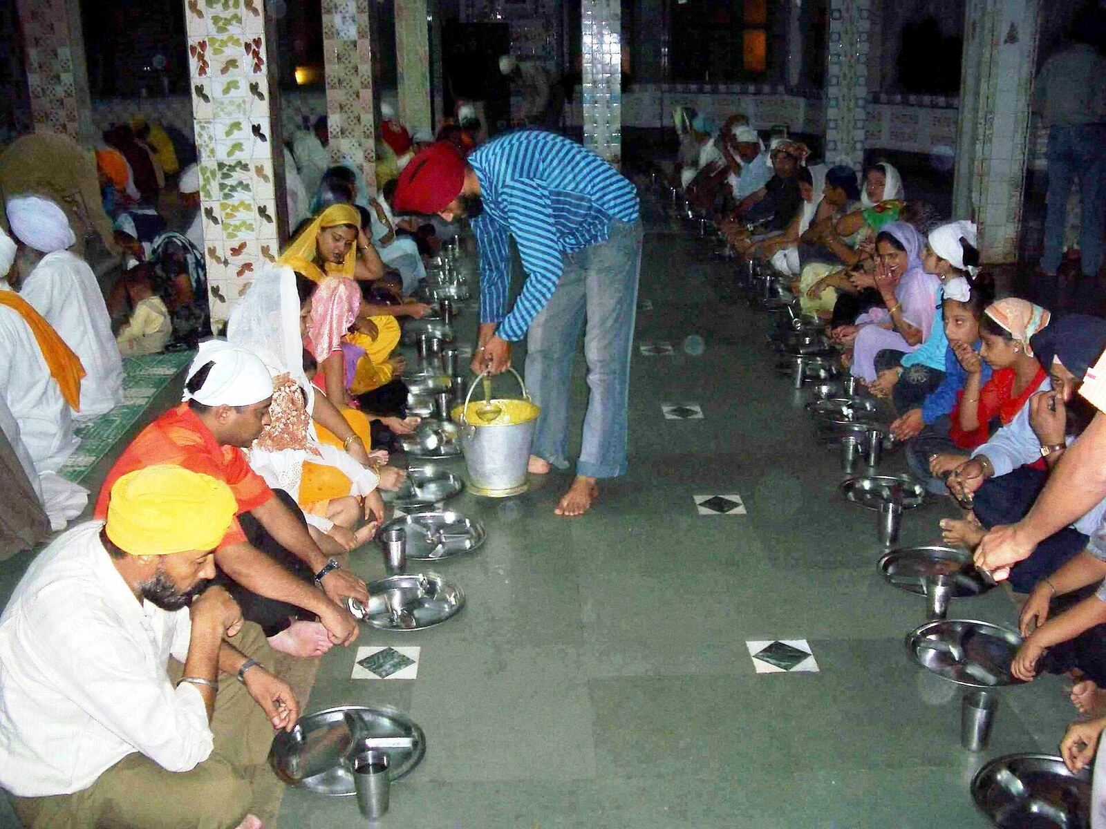 Diners at Sikh Gurdwara langar, Manikaran